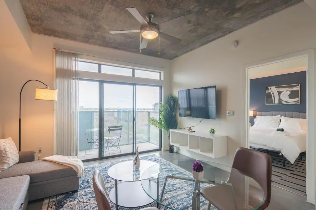 Beautiful 1Bd - Central Downtown -Gym, Pool, Parking Phoenix