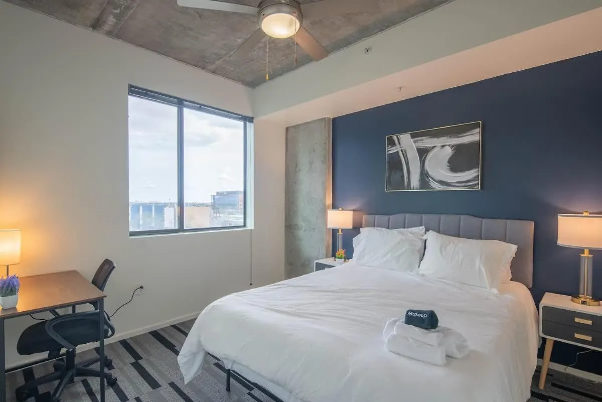 Beautiful 1Bd - Central Downtown -Gym, Pool, Parking Phoenix Apartment